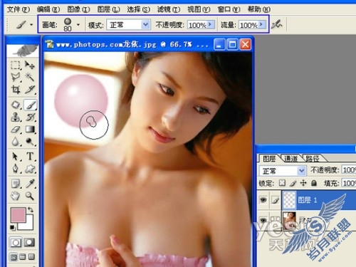 Photoshop教程:利用笔刷为漂亮MM添光彩