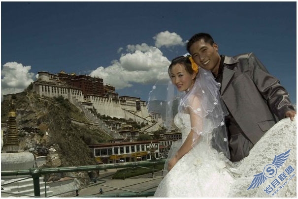 Photoshop曲线修复暗灰的外景婚片