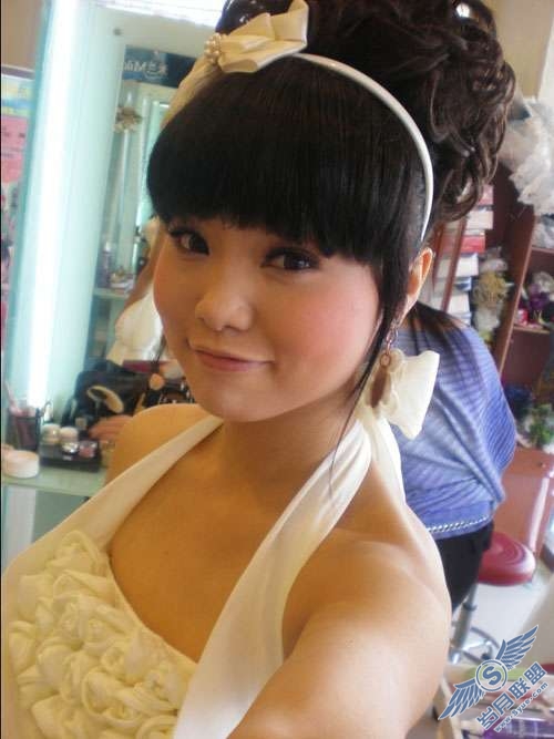 Photoshop照片处理:调出粉嫩的淡青色MM照片_