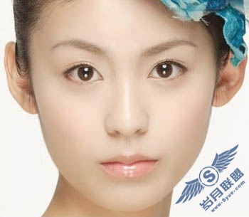 Photoshop快速给美女加上唇红和眼影