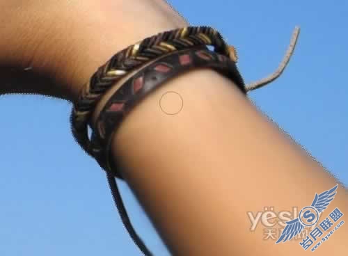图为:涂抹手镯附近汗毛