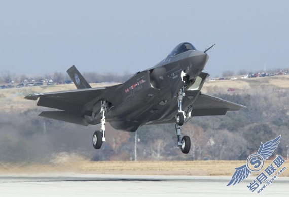 资料图：美国最新型F-35战机飞行试验