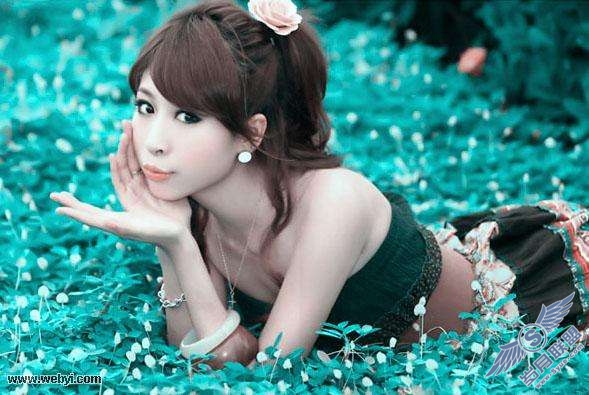 Photoshop照片处理:调出梦幻暗调青色美女外景照片_