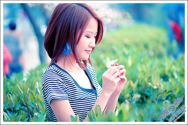 Photoshop调出室外人像清爽的淡蓝色