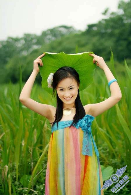 Photoshop照片处理:调出古典暗黄色外景美女照片【图】_