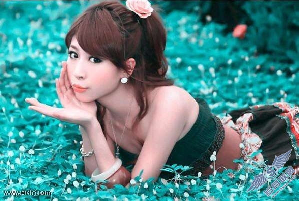 Photoshop照片处理:调出梦幻暗调青色美女外景照片_