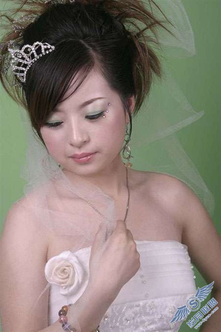 Photoshop照片处理:让偏灰的婚片再现光彩【图】_新客网