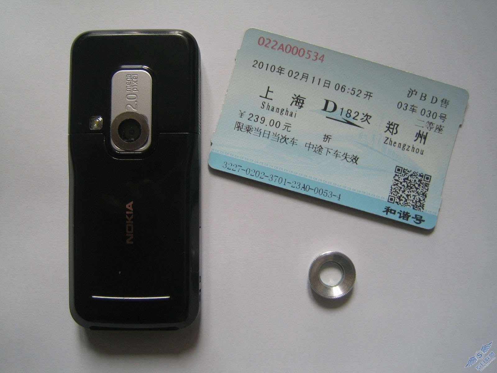 诺基亚<a href=http://www.syue.com/Digital/Mobile/ target=_blank class=infotextkey>手机</a>加夏浪M20<a href=http://www.syue.com/Digital/Mobile/ target=_blank class=infotextkey>手机</a>微距镜识别火车票二维码【图】_新客网