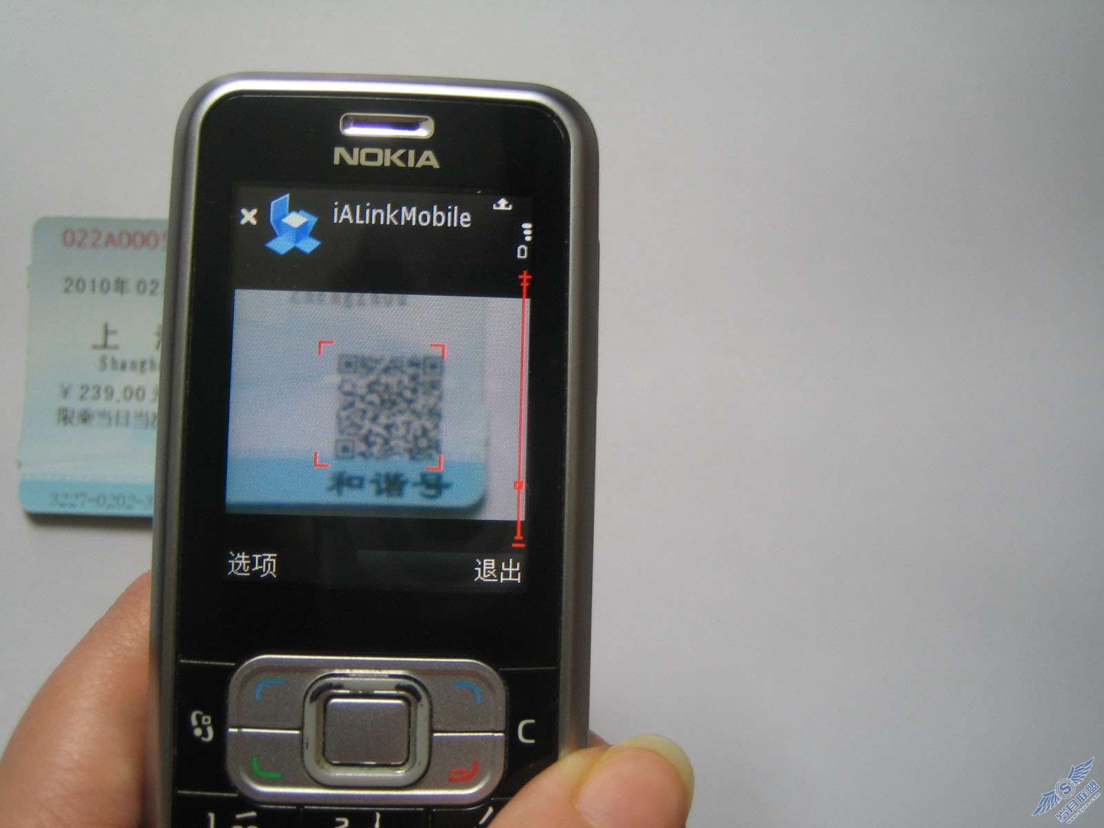 诺基亚<a href=http://www.syue.com/Digital/Mobile/ target=_blank class=infotextkey>手机</a>加夏浪M20<a href=http://www.syue.com/Digital/Mobile/ target=_blank class=infotextkey>手机</a>微距镜识别火车票二维码【图】_新客网