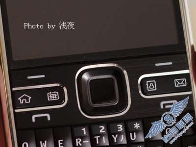 全键盘商务<a href=http://www.syue.com/Digital/Mobile/ target=_blank class=infotextkey>手机</a>新贵诺基亚E72评测——外观篇【图】_