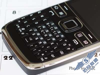 全键盘商务<a href=http://www.syue.com/Digital/Mobile/ target=_blank class=infotextkey>手机</a>新贵诺基亚E72评测——外观篇【图】_