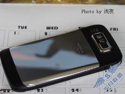 全键盘商务<a href=http://www.syue.com/Digital/Mobile/ target=_blank class=infotextkey>手机</a>新贵诺基亚E72评测——外观篇【图】_