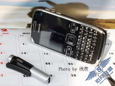 全键盘商务<a href=http://www.syue.com/Digital/Mobile/ target=_blank class=infotextkey>手机</a>新贵诺基亚E72评测——外观篇【图】_