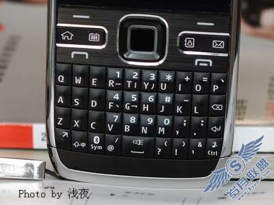 全键盘商务<a href=http://www.syue.com/Digital/Mobile/ target=_blank class=infotextkey>手机</a>新贵诺基亚E72评测——外观篇【图】_