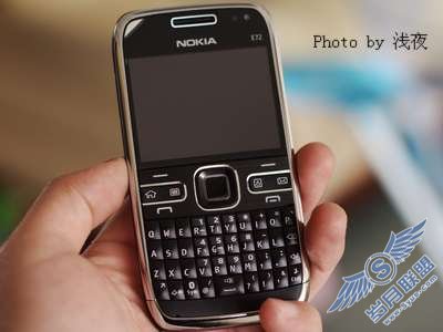 全键盘商务<a href=http://www.syue.com/Digital/Mobile/ target=_blank class=infotextkey>手机</a>新贵诺基亚E72评测——外观篇【图】_