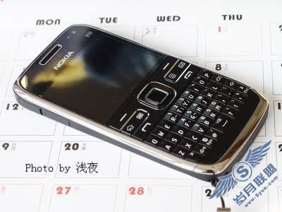 全键盘商务<a href=http://www.syue.com/Digital/Mobile/ target=_blank class=infotextkey>手机</a>新贵诺基亚E72评测——外观篇【图】_