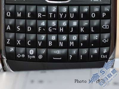 全键盘商务<a href=http://www.syue.com/Digital/Mobile/ target=_blank class=infotextkey>手机</a>新贵诺基亚E72评测——外观篇【图】_