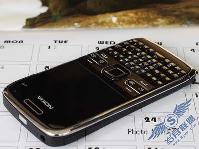 全键盘商务<a href=http://www.syue.com/Digital/Mobile/ target=_blank class=infotextkey>手机</a>新贵诺基亚E72评测——外观篇【图】_