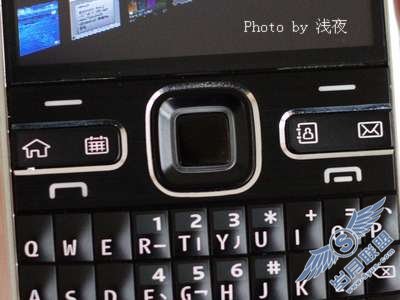 全键盘商务<a href=http://www.syue.com/Digital/Mobile/ target=_blank class=infotextkey>手机</a>新贵诺基亚E72评测——外观篇【图】_