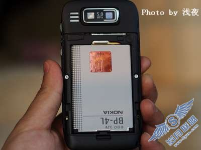 全键盘商务<a href=http://www.syue.com/Digital/Mobile/ target=_blank class=infotextkey>手机</a>新贵诺基亚E72评测——外观篇【图】_