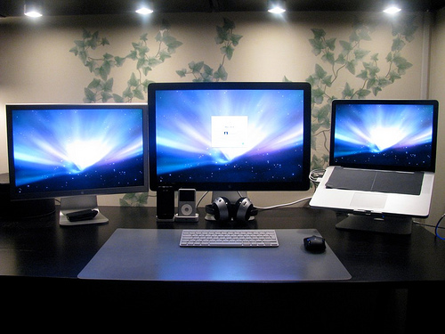 2
Apple Cinema Displays and Macbook Pro
