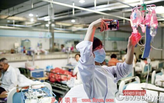 护士通过扫描病人腕带条码、输液瓶条码核对药品和患者个人信息,确保病人用药安全。 《中国经济周刊》记者 肖翊I摄