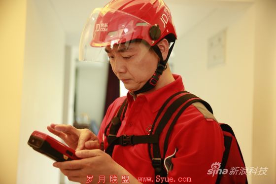 京东CEO刘强东一线送货应对订单高峰