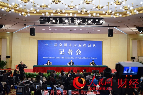 3月10日，十二届全国人大五次会议举行记者会，国家工商行政管理总局领导答记者问。（人民网记者 张启川/摄）