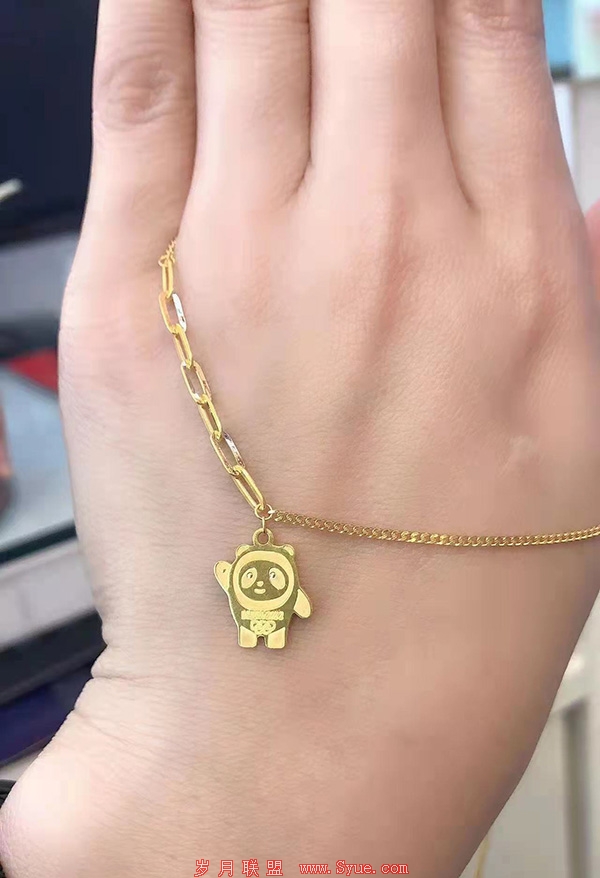 周大生柜台店员展示的“金墩墩”(平面)手链。