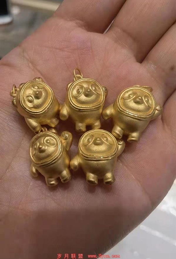 周大生柜台店员展示的“金墩墩”(立体)手链。