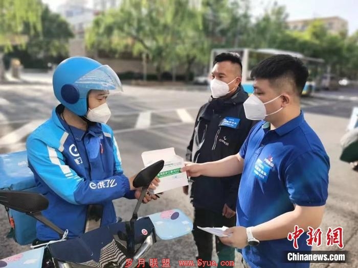 外卖配送员戴上N95口罩。供图